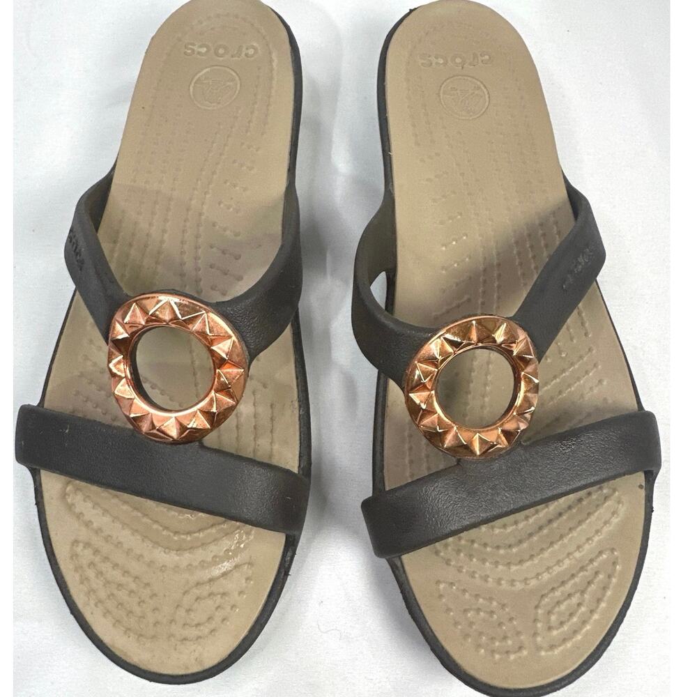 Crocs Sanrah Beveled Circle Wedge flip flops never worn, new size 8